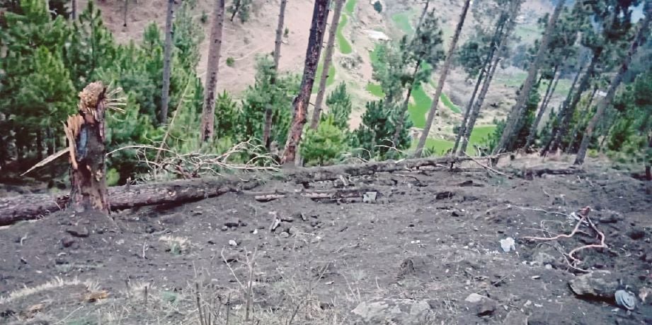 GAMBAR oleh agensi perisikan Pakistan menunjukkan kerosakan kawasan hutan akibat bom yang digugurkan pesawat India dekat Balakot, Pakistan. FOTO Reuters