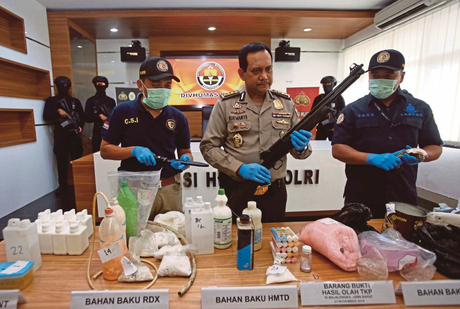 POLIS menunjukkan barangan yang dirampas, termasuk bahan untuk membuat bom, dari rumah suspek di Jawa Barat.  - Reuters 