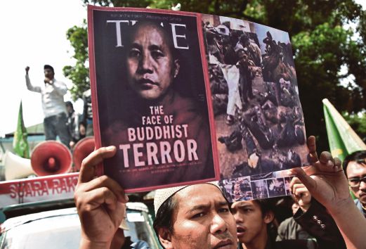 SEORANG penunjuk perasaan menjulang sepanduk mengecam pelampau Buddha Myanmar yang didakwa menjadi punca kepada kesengsaraan etnik Rohingya ketika menyertai perhimpunan di depan kedutaan Myanmar di Jakarta, semalam. 