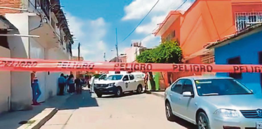 POLIS memeriksa sebuah rumah di Jiutepec, lokasi mayat seorang budak lelaki yang ditemui reput di dalam peti sejuk beku. FOTO Agensi
