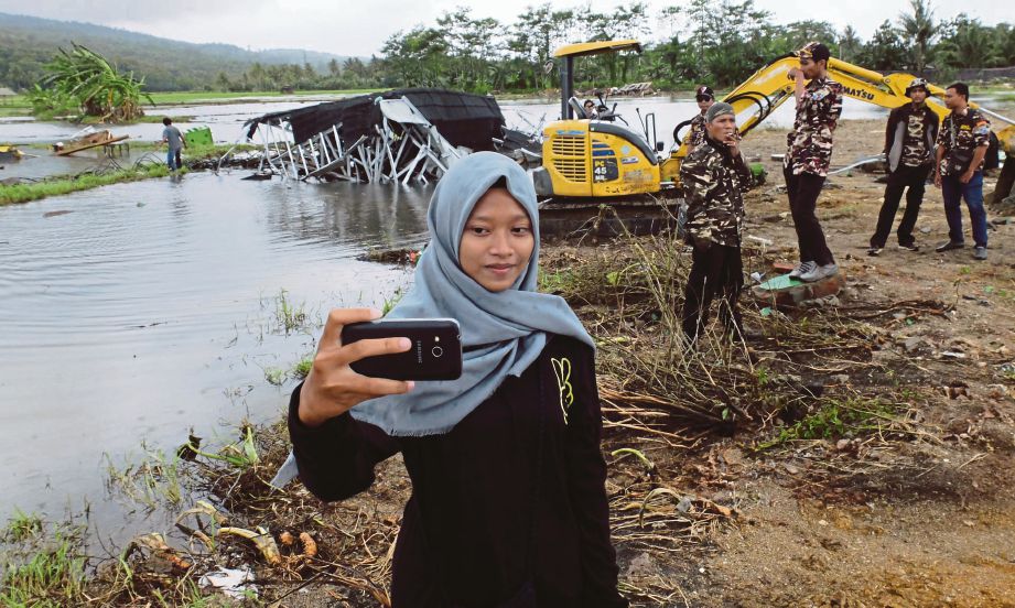 VALENTINA sanggup memandu selama tiga jam untuk melihat kemusnahan akibat tsunami. -  The Guardian