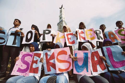 SEKUMPULAN aktivis menyertai bantahan terhadap keganasan seksual di Banda Aceh baru-baru ini.