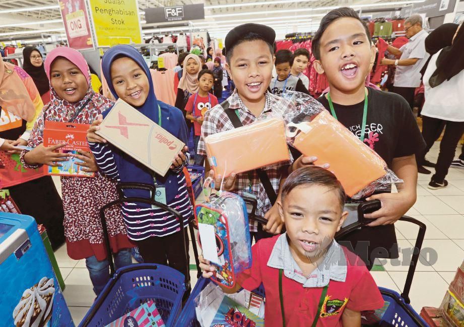 WAJAH ceria kanak-kanak ketika membeli kelengkapan persekolahan pada program TKHM 2019 Kembali Ke Sekolah.