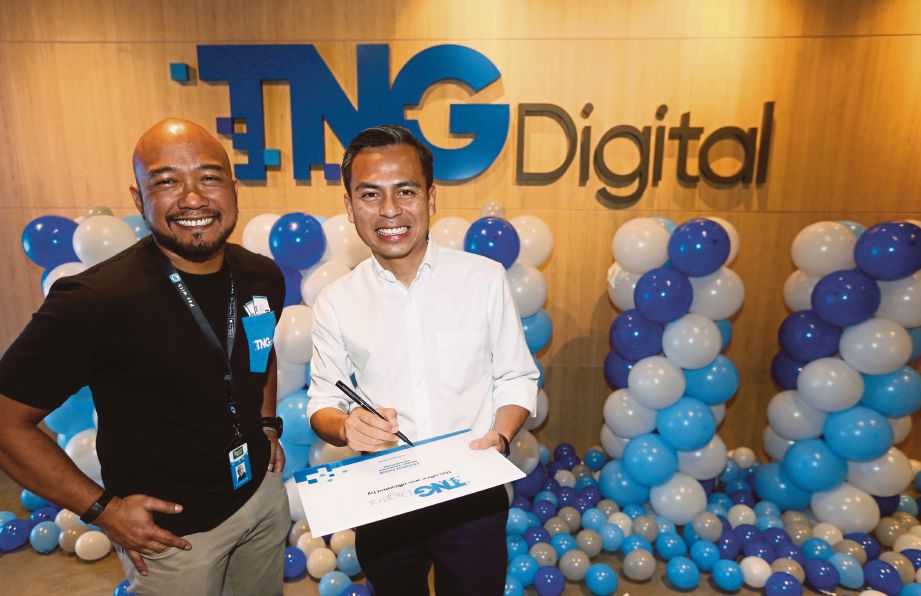 Fahmi   (kanan) dan   Syahrunizam pada pembukaan rasmi hab operasi utama TNG Digital di Bangsar South. 