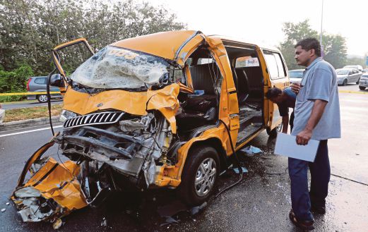   KEADAAN  van sekolah yang remuk akibat   kemalangan, semalam.  