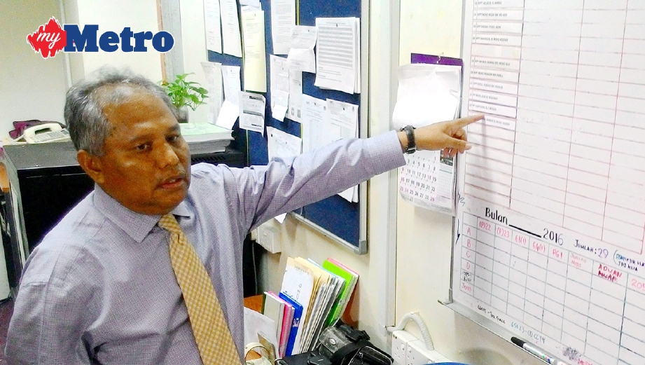 KETUA Pengarah Jabatan Pengangkutan Jalan, Datuk Nazri Siron ketika memberi penerangan mengenai Ops Ulat KLIA di Pejabat Jabatan Pengangkutan Jalan  KLIA, Sepang. FOTO Nursyahirah Marzuki