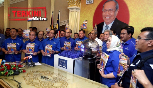 KETUA Menteri Sarawak, Tan Sri Adenan Satem menyempurnakan majlis Pelancaran Manifesto Barisan Nasional untuk Pilihan Raya Negeri Sarawak ke 11 di Ibu Pejabat PBB Jalan Bako. FOTO Muhd Zaaba Zakeria
