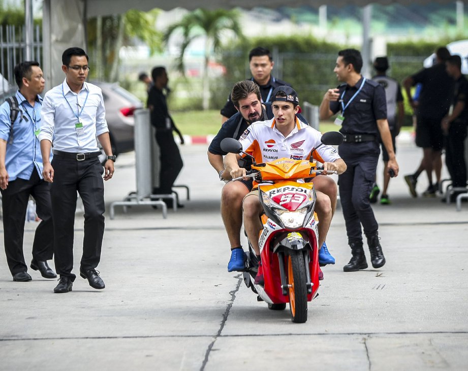MARQUEZ menunggang motor di kawasan paddock menjelang perlumbaan MotoGP 2017 di Litar Antarabangsa Sepang. FOTO/OSMAN ADNAN  