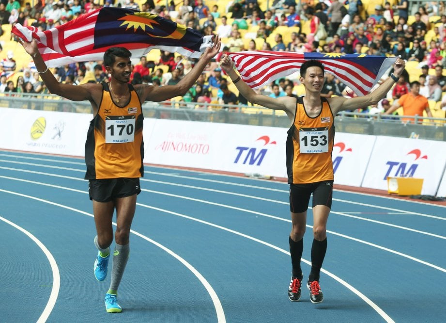 NAURAJ (kiri) yang memenangi pingat emas manakala  Hup Wei pingat perak dalam acara lompat tinggi lelaki akhir  di Stadium Nasional Bukit Jalil. FOTO/YAZIT RAZALI