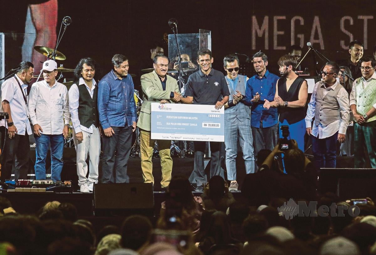 FREDDIE menerima replika cek berjumlah RM20,000 hasil  pembelian tiket penonton. - FOTO Sadiq Sani