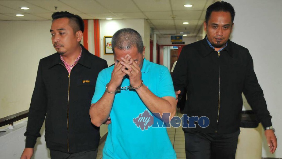 TERTUDUH mengaku tidak bersalah di Mahkamah Sesyen Kuala Terengganu. FOTO Syafiq Ambak
