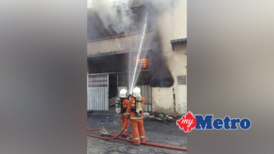 ANGGOTA bomba memadamkan kebakaran di kilang. FOTO ihsan Bomba
