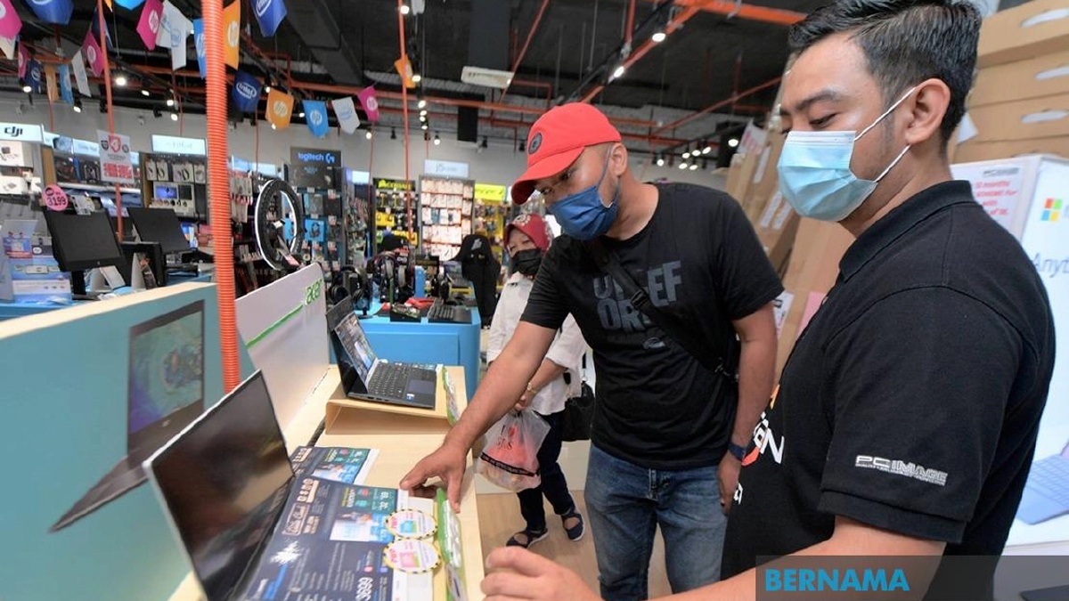 KPDNHEP Melaka menjalankan pemeriksaan dan pemantauan di premis menjual peralatan elektronik untuk kegunaan PdPR sejak Isnin lalu. FOTO Bernama