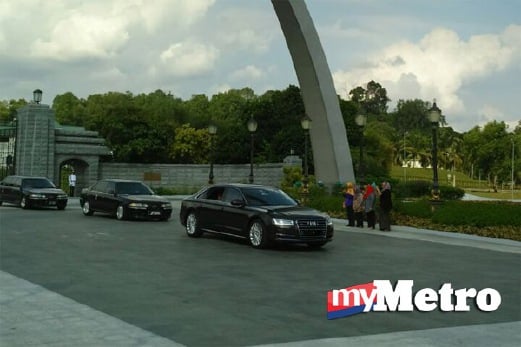 Kenderaan Muhyiddin meninggalkan Istana Bukit Serene. FOTO Mohd Sabran Md Sani