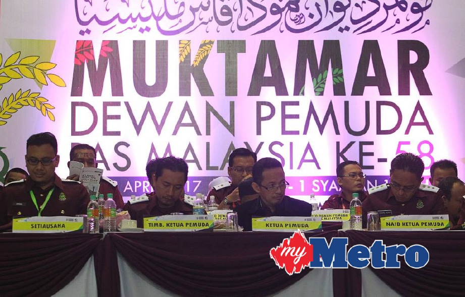 NIK Mohamad Abduh (tiga kiri) bersama Muhammad Khalil (dua kiri) di Muktamar Dewan Pemuda PAS Malaysia ke-58. FOTO Sharul Hafiz Zam