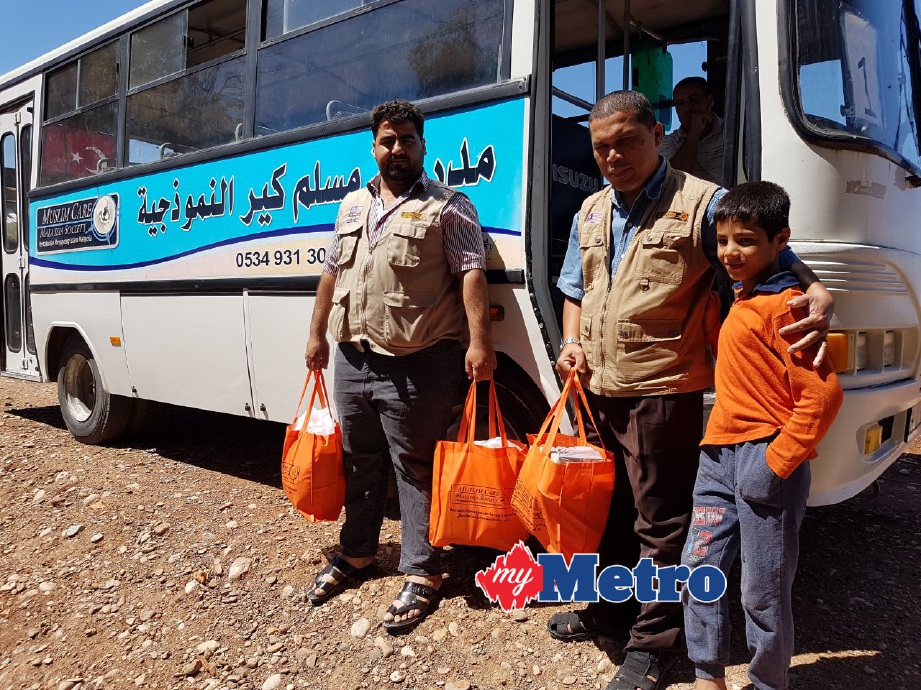 ZULKIFLI menyerahkan bantuan keperluan makanan asas kepada pelarian Syria. FOTO Amir Abd Hamid