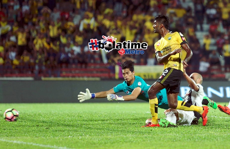 KENNY Pallraj (tengah) menjaringkan gol ketiga Perak. - Foto MUHAIZAN YAHYA