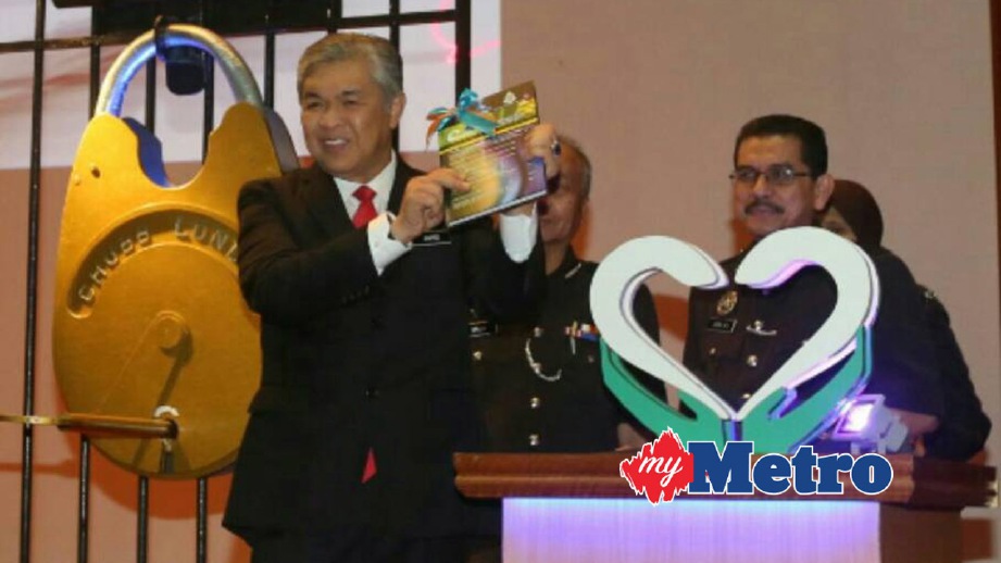AHMAD Zahid ketika melancarkan Jurnal Koreksional Malaysiadi Perhimpunan Bulanan Kementerian Dalam Negeri. FOTO Mohd Fadli Hamzah