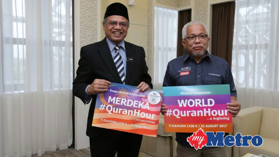 OTHMAN (kiri) bersama Hussamuddin menunjukkan poster Merdeka #QuranHour dan World #WuranHour selepas sidang media. FOTO Ahmad Irham Mohd Noor