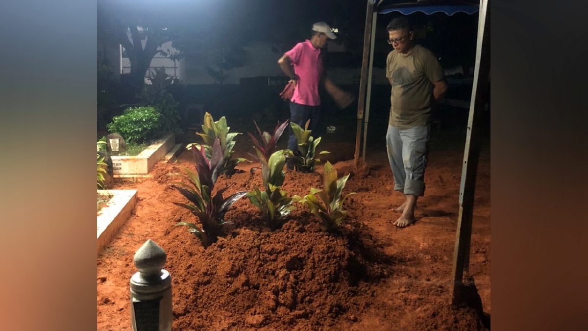 JENAZAH tiga sekeluarga yang terbabit dalam kemalangan di LPT dekat Temerloh, dikebumikan dalam satu tiang lahad. FOTO Ihsan Pertubuhan Sentuhan Setia Kasih