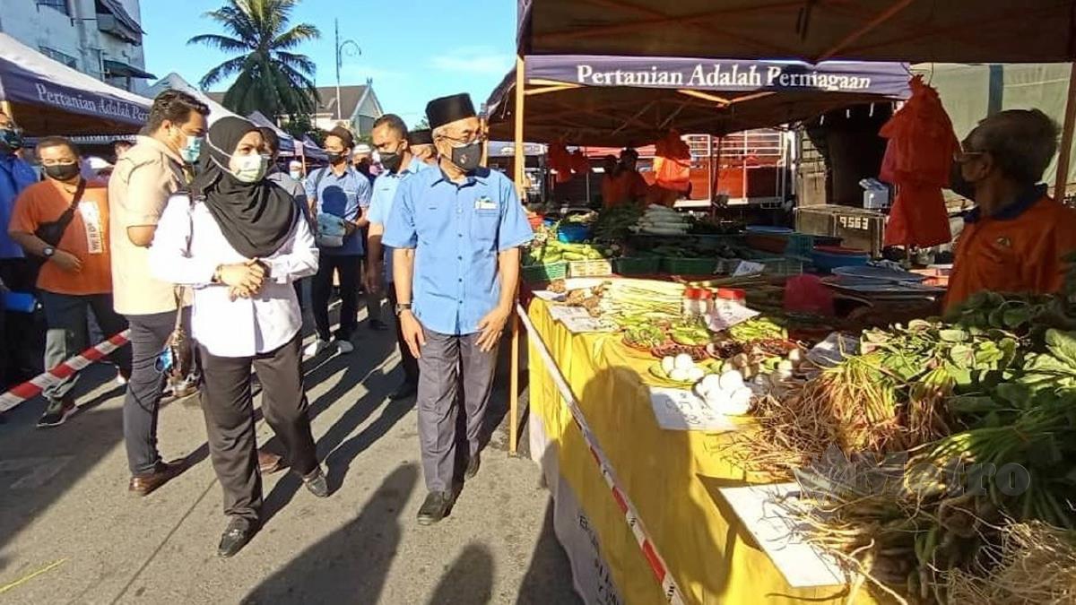 BAKRI (baju biru) melawat gerai di Tapak Pasar Tani Ampangan. Foto Mohd Amin Jalil