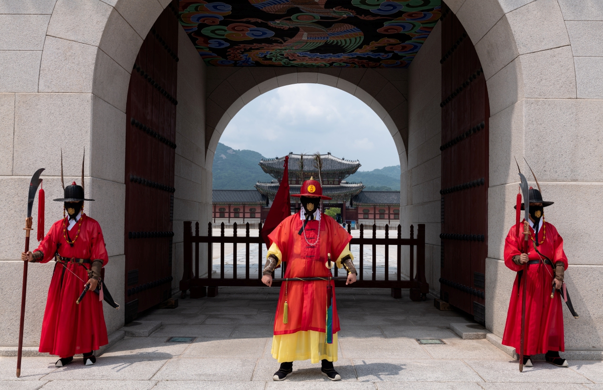 PETUGAS memakai pakaian seragam dan pelitup muka di Istana Gyeongbokgung, Seoul. FOTO EPA 