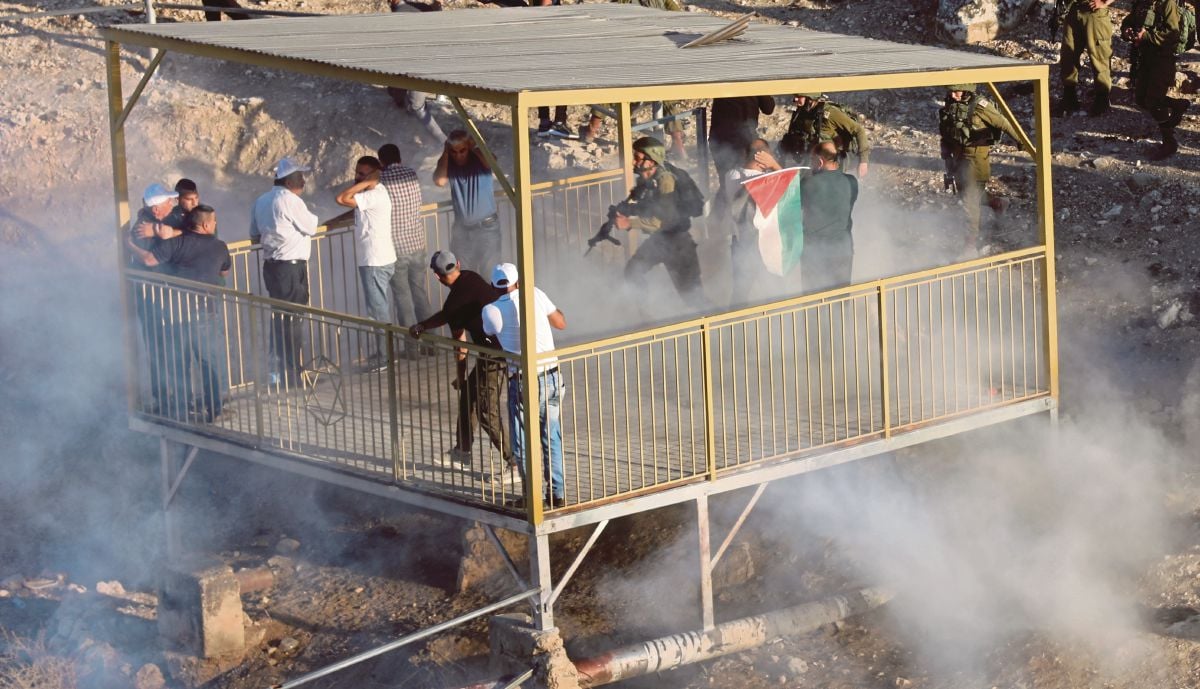 PENDUDUK Palestin ketika menyertai protes berkenaan. FOTO EPA 