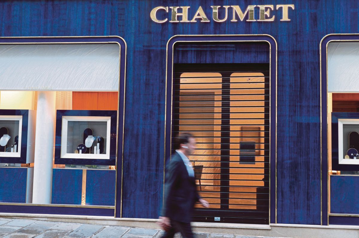 SEBUAH kedai barangan kemas Chaumet berdekatan Champs-Elysee di tengah Paris. FOTO AFP 