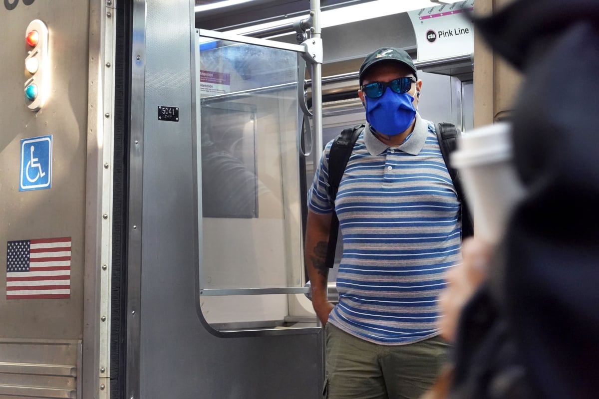 PENGGUNA pengangkutan awam di Chicago memakai pelitup muka. FOTO AFP 