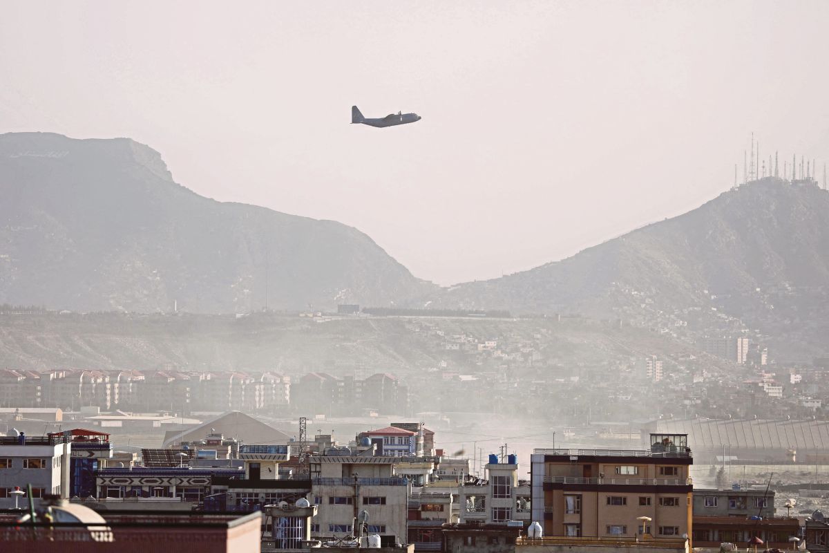 OPERASI evakuasi menggunakan pesawat tentera dari lapangan terbang di Kabul, Afghanistan. FOTO AFP