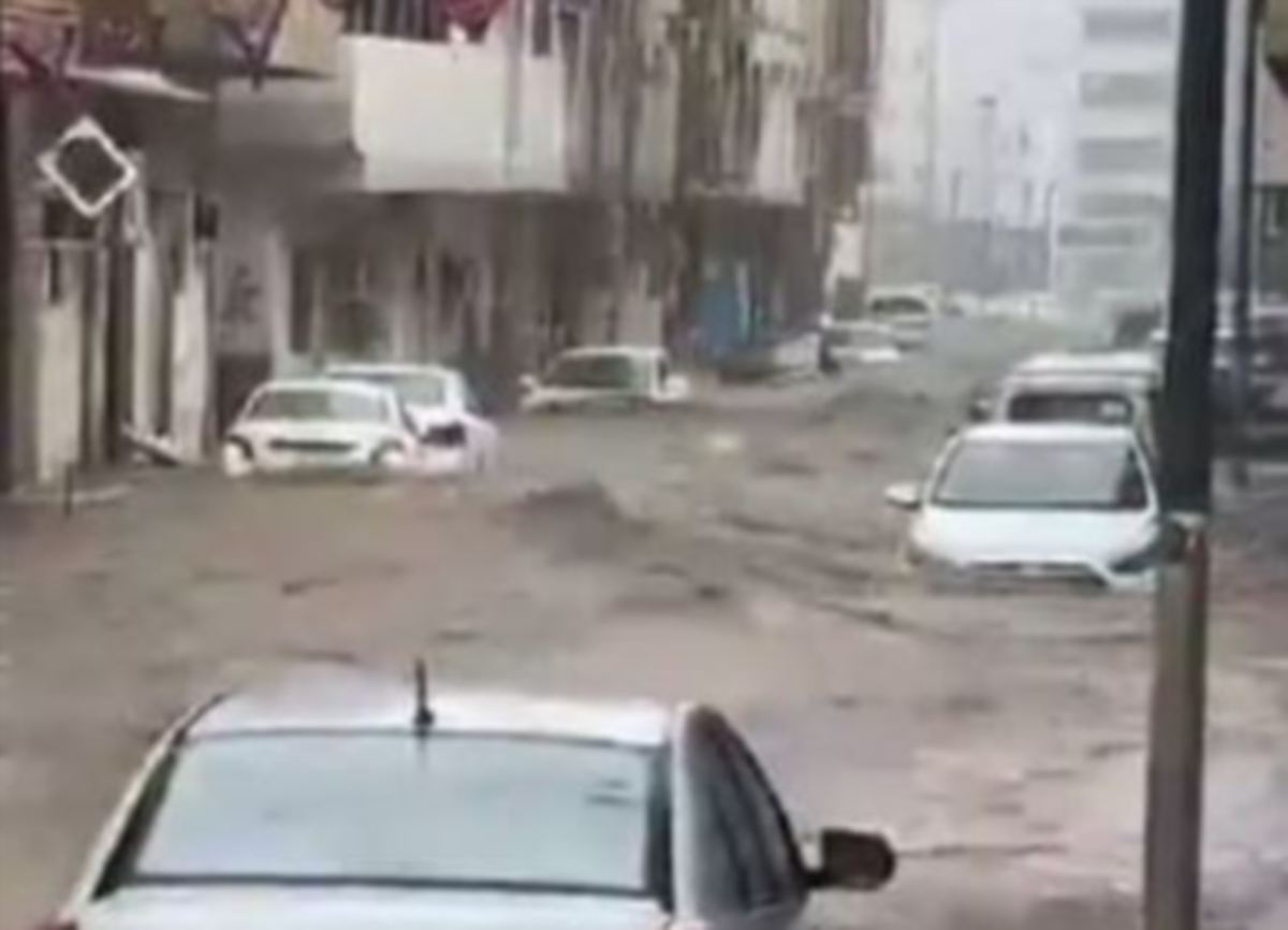 ANTARA kawasan di Makkah dilanda banjir kilat. FOTO Twitter 
