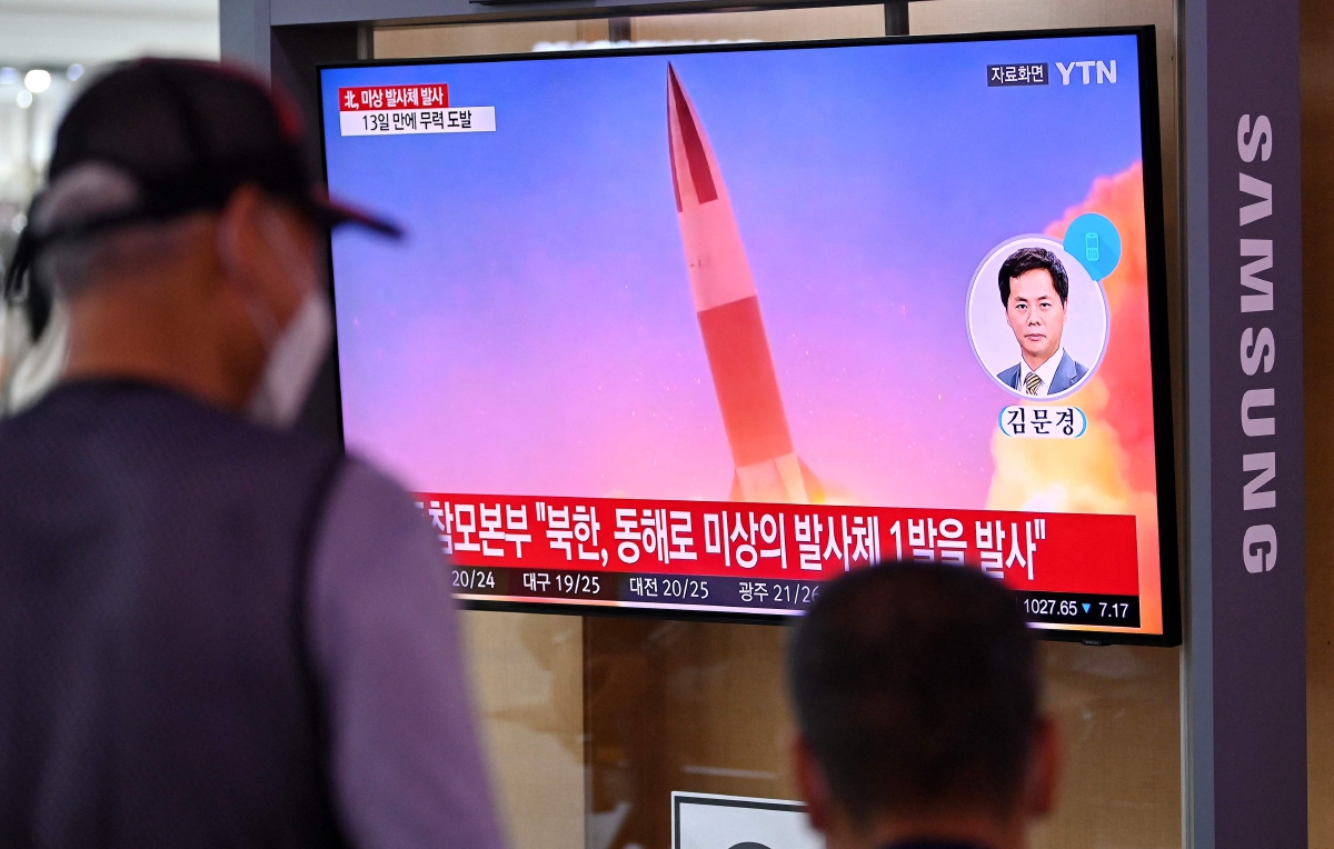 LAPORAN pelancaran peluru berpandu itu disiarkan oleh stesen televisyen Korea Selatan. FOTO AFP 