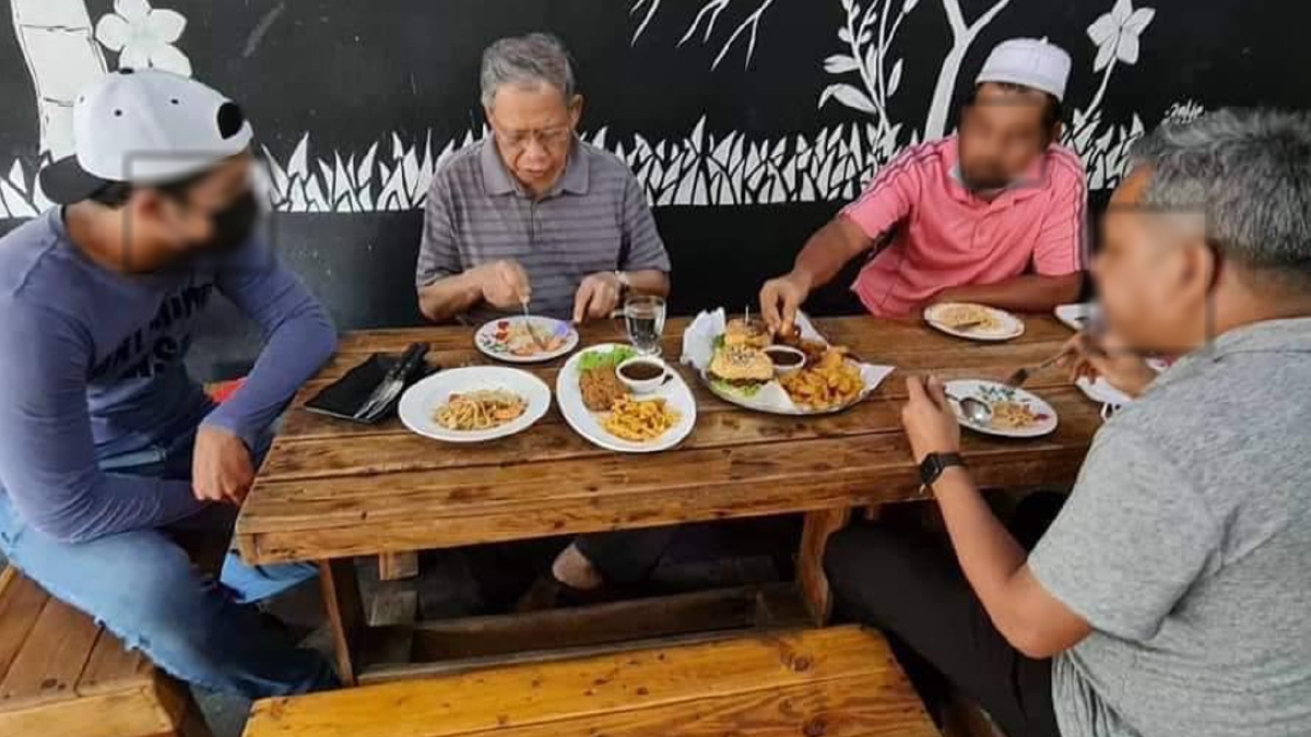 GAMBAR tular menunjukkan Mustapa melanggar SOP apabila makan di sebuah kafe di Jeli, kelmarin. FOTO Ihsan Pembaca