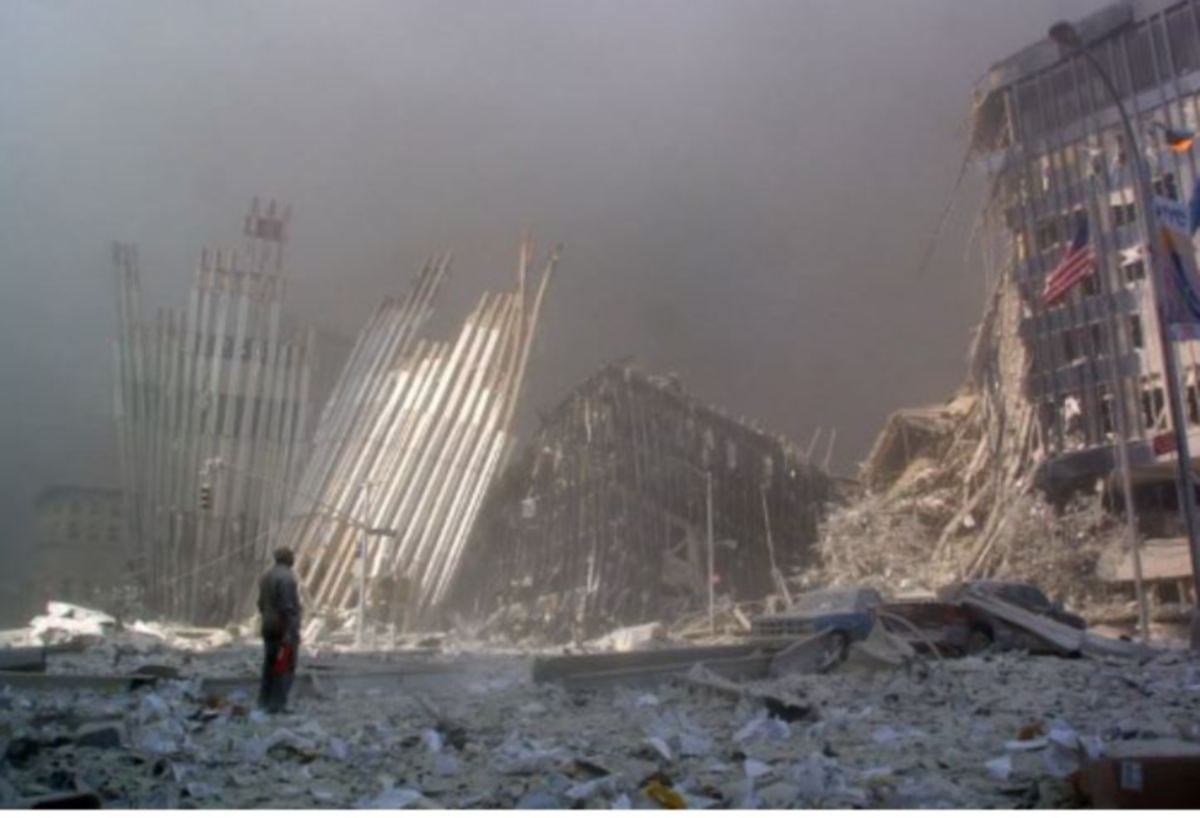 KESAN runtuhan di WTC.