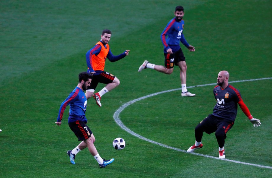 PEMAIN Sepanyol ketika berlatih. FOTO/AFP 