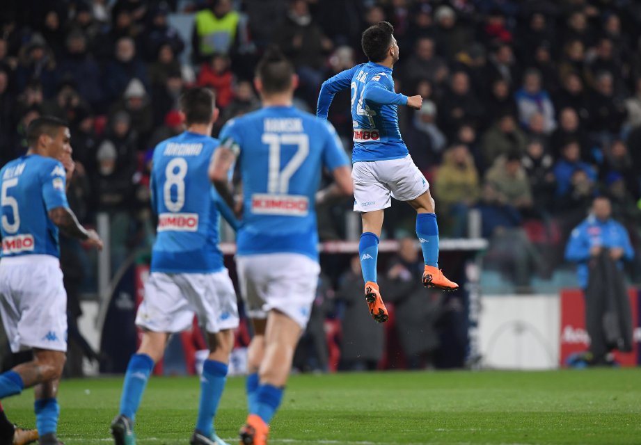 PEMAIN Napoli meraikan kemenangan selepas membenam Cagliari 5-0. FOTO/AFP 