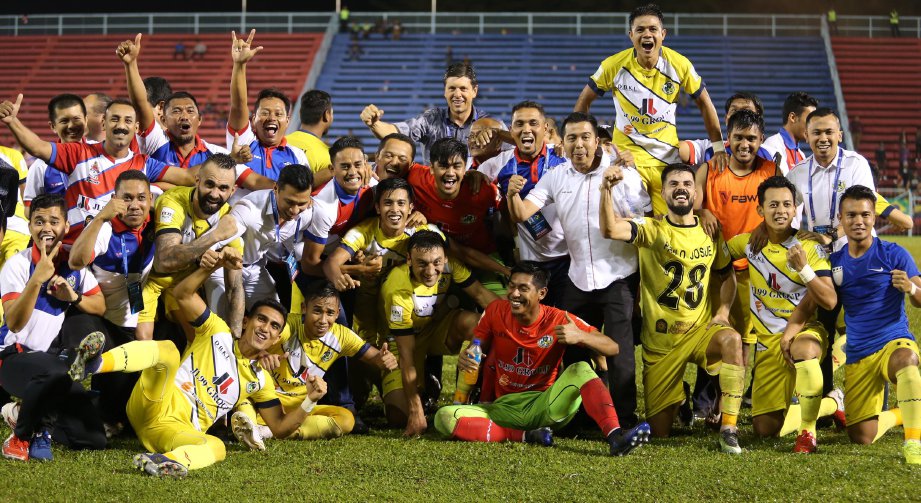 KUALA Lumpur, meraikan kemenangan menjuarai Liga Perdana 2017 walaupun tewas 1-3 keatas pasukan JDTII di Stadium Perbandaran Pasir Gudang. FOTO/MOHD AZREN JAMALUDIN