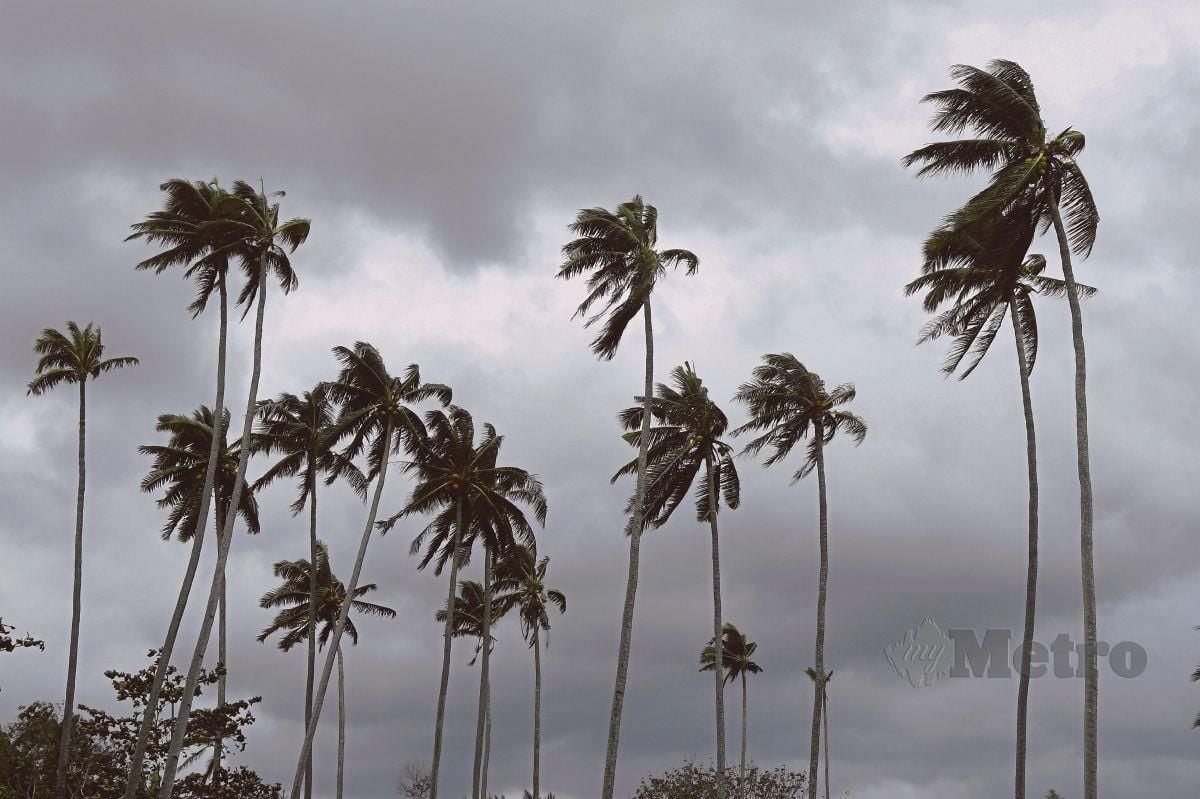 KELIHATAN awan gelap di kawasan Kuala Nerus berikutan  Monsun Timur Laut  melanda pantai timur awal Januari lalu.