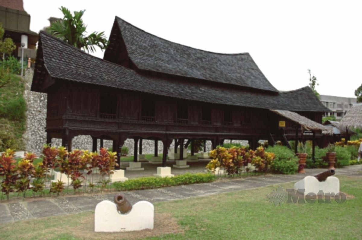 RUMAH Tradisional Negeri Sembilan yang masih terpelihara di Muzum Negeri.