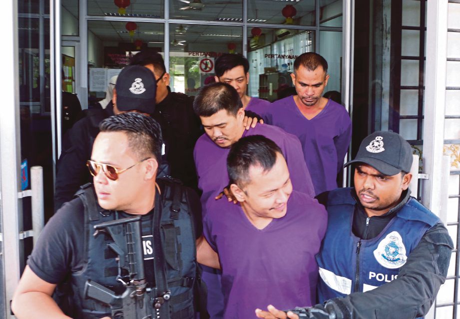  EMPAT lelaki termasuk seorang warga Indonesia yang dituduh menculik seorang wanita dibawa keluar dari Mahkamah Majistret Kulai.