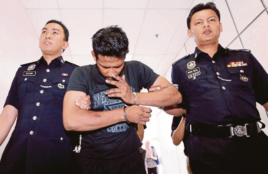 AHMAD Nizam  dibawa ke Mahkamah Sesyen Johor Bahru, semalam.