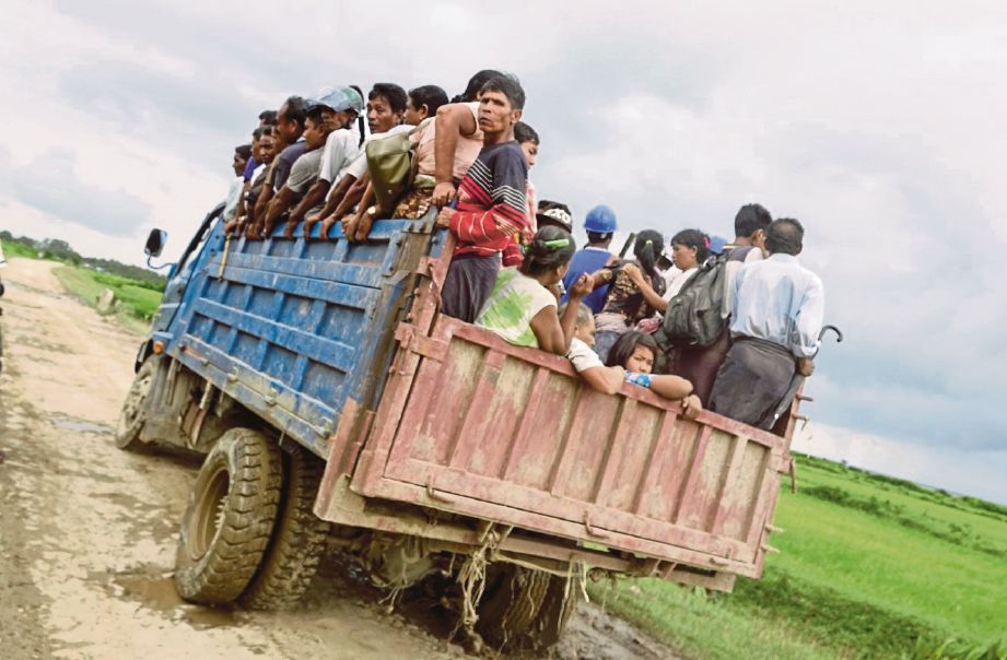 ETNIK Rohingya melarikan diri ke Bangladesh selepas serangan dilakukan tentera Myanmar. 