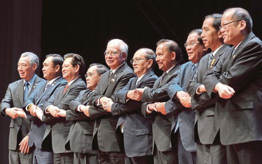 NAJIB berpegang tangan bersama pemimpin negara ASEAN (dari kiri) Lee Hsien Loong, Prayut Chan Ocha, Nguyen Tan Dung, Thongsing Thammavong, Thein Sein, Hassanal Bolkiah, Hun Sen, Joko Widodo dan Benigno Aquino III sebagai simbolik tradisi ASEAN sempena pelancaran Sidang Kemuncak ASEAN Ke-26.