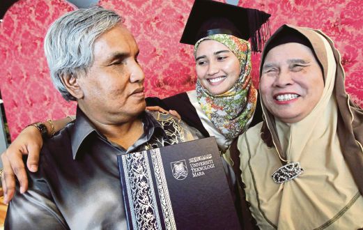 SITI Nurani  berkongsi kejayaan bersama ibu bapanya.
