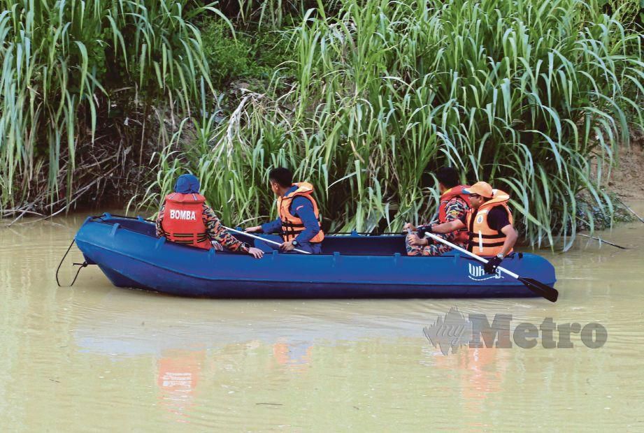 ANGGOTA Bomba bersama APM memulakan operasi mencari dan menyelamat (SAR) Muhammad Zahiruddin Putra Mohd Fauzi , 8, di sekitar 7km Sungai Semenyih. FOTO/ MOHD YUSNI ARIFFIN