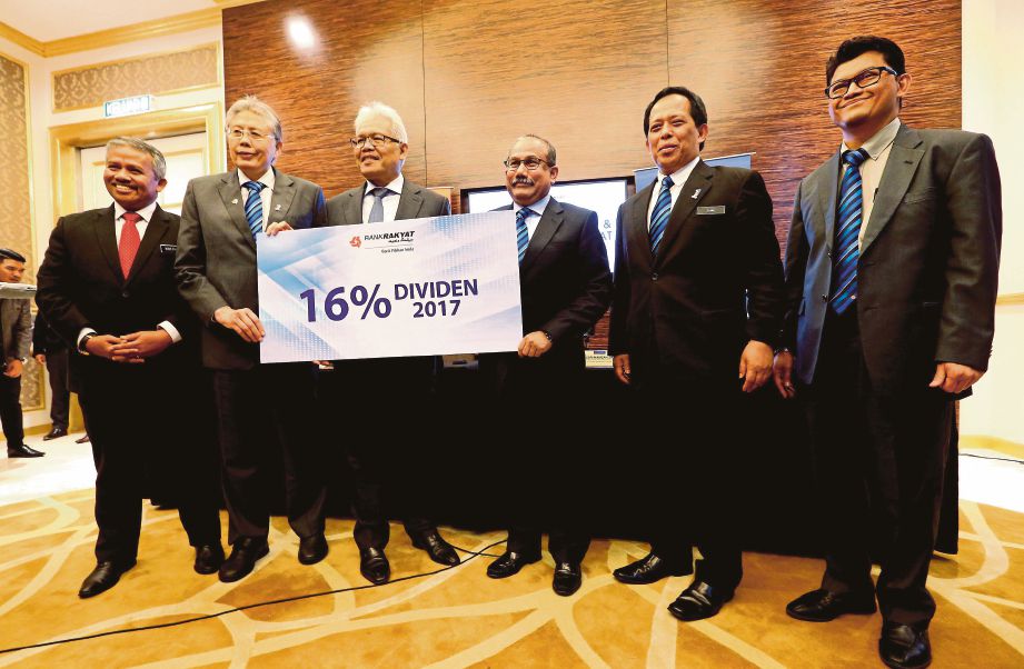 HAMZAH  (tiga dari kiri) mengumumkan dividen bersama Zulkiflee  (tiga dari kanan) dan  Shukri  (dua dari kiri) pada sidang media pengumuman prestasi kewangan dan dividen Kumpulan Bank Rakyat bagi tahun berakhir 31 Disember 2017 di Kuala Lumpur, semalam.