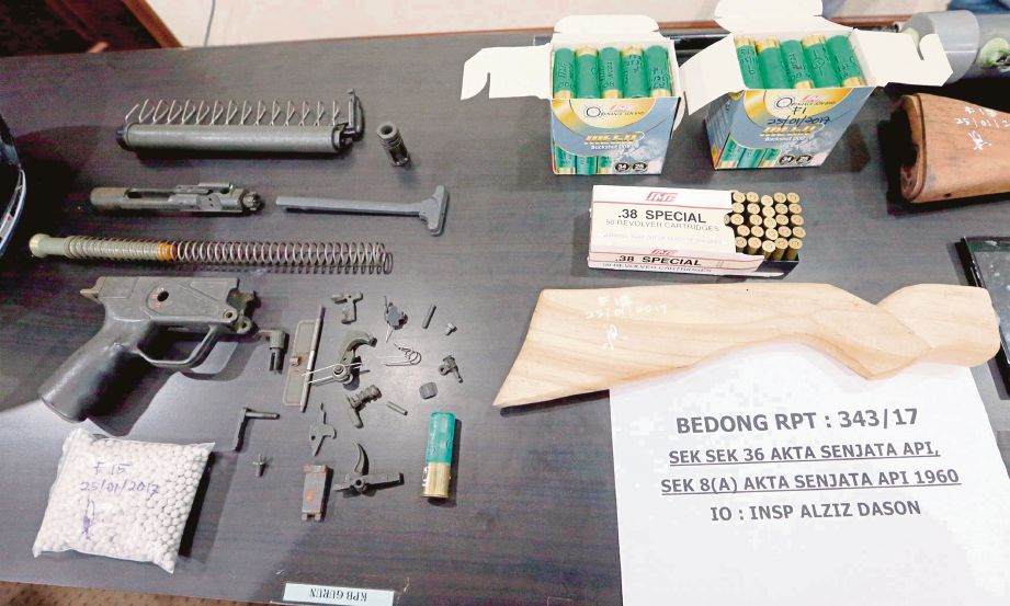 KOMPONEN senapang buatan sendiri bersama peluru yang dirampas di rumah suspek.