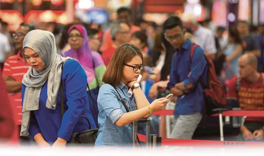 ORANG ramai menunggu lebih dua jam selepas beberapa penerbangan di Lapangan Terbang Antarabangsa Pulau Pinang (LTAPP) ditangguhkan akibat jerebu.