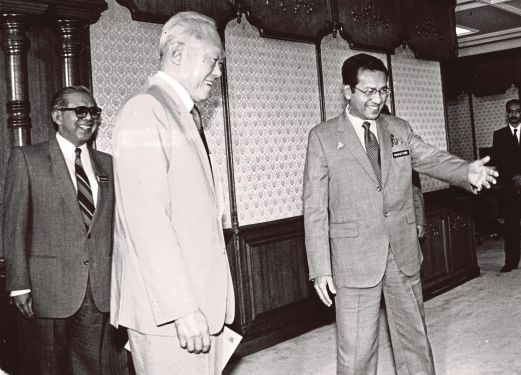 DR Mahathir  menyambut ketibaan Kuan Yew di Pejabat Perdana Menteri di Kuala Lumpur pada 30 April 1990. 