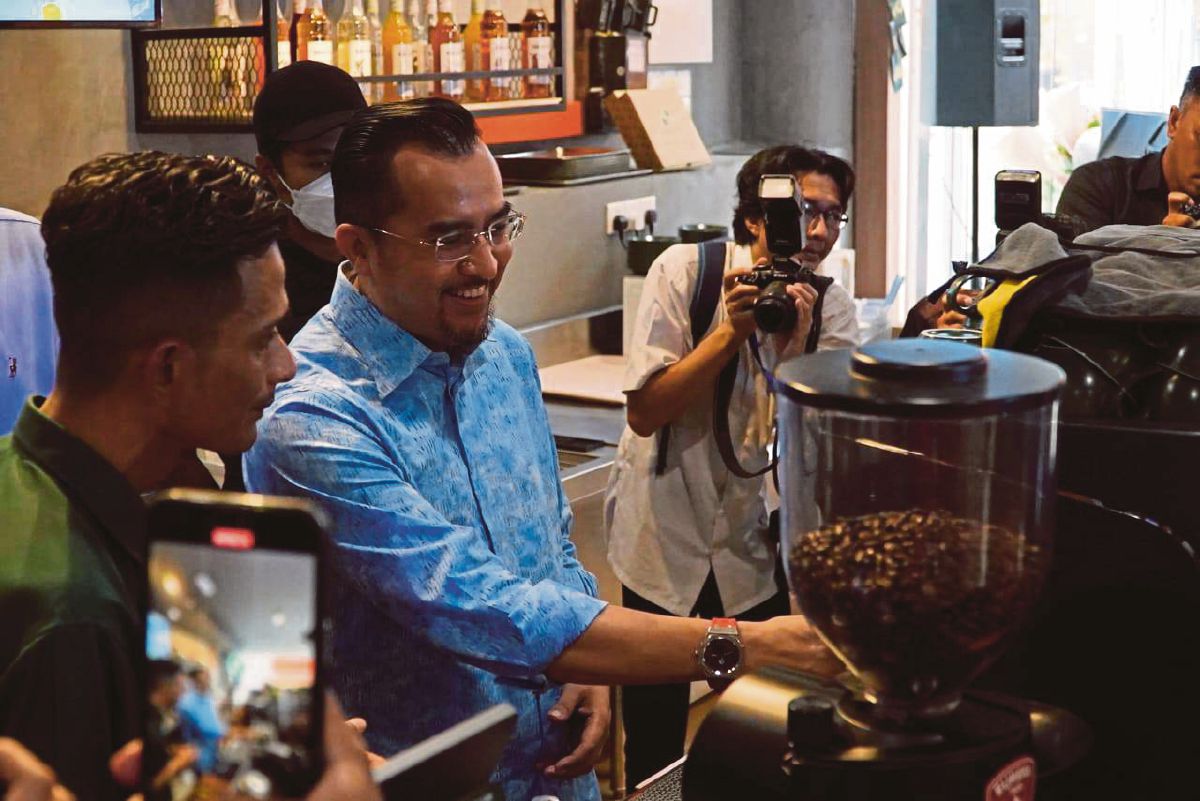 ASYRAF Wajdi mencuba mesin pembuatan kopi di LOCCA Cafe di Dataran Pahlawan, Melaka. FOTO MEOR RIDUWAN MEOR AHMAD